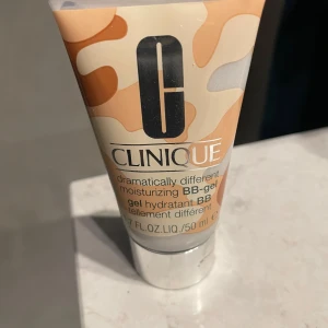 Clinique Dramatically Different Moisturizing BB-gel - Säljer en Clinique Dramatically Different Moisturizing BB-gel, perfekt för att återfukta och jämna ut hudtonen. Den är allergitestad och parfymfri, vilket gör den skonsam för känslig hud. Tuben innehåller 50 ml och har en snygg design med kamouflagemönster. Köpte fel sort