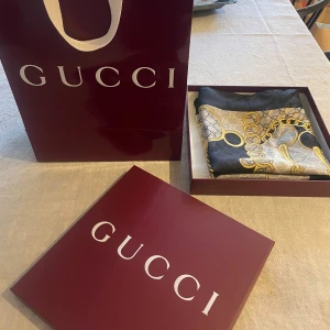Lyxig halsduk från Gucci - Säljer en helt ny elegant och lyxig sjal från Gucci som jag fick i present i augusti. Kommer i originalförpackning med påse och ask, aldrig använd så kan med fördel ges bort i julklapp. Presentkvitto finns.