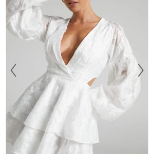 Studentklänning - Säljer min studentklänning!! Stl 34 (passar mig som vanligtvis har xs/s), har någon sminkfläck på insidan av klänningen men det är inget som syns när man har den på sig, annars i väldigt fint skick💕💕hör av dig vid fler frågor eller om du vill köpa