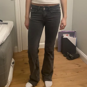 Svarta/mörkgrå jeans - Jättesnygga jeans som jag älskar men dom börjar sitta lite tight så säljer därför, skriv för fler bilder eller mått💗💗