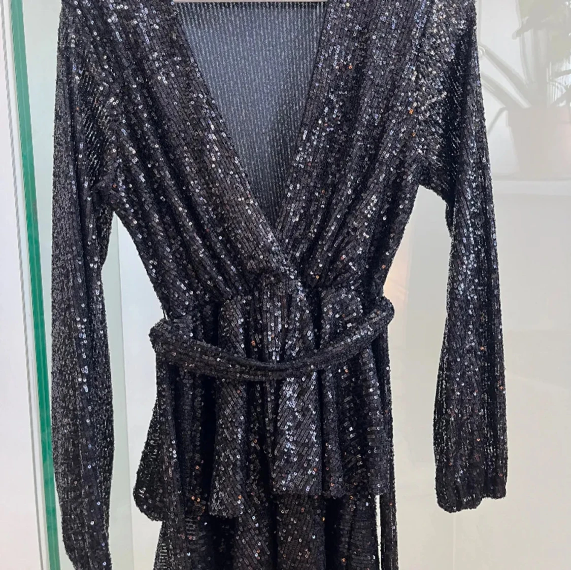 Svart glittrig klänning - 92