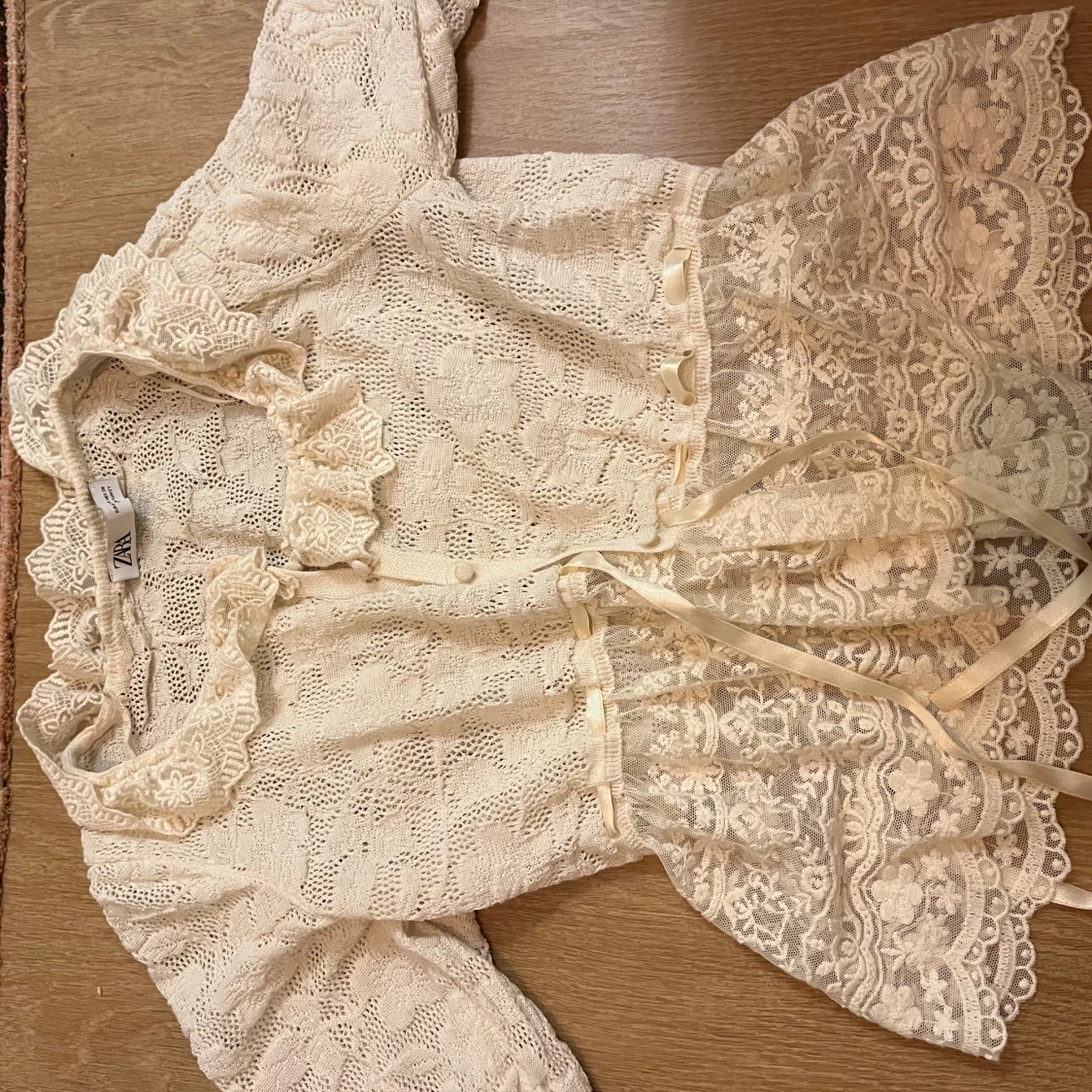 Beige super söt spets topp/blus från zara - 90