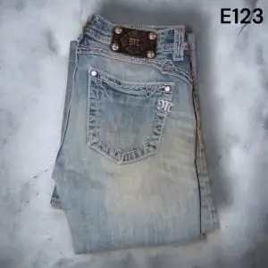 Säljer ett par jätte snygga lågmidjade bootcut jeans från missme. Det står W30, men skulle säga att den e liten i storlek o passar nog någon som har W28/29. Säljer pga att de e för stora för mig som brukar ha W27. Midjemått: ca 39cm. Innebenslängd: ca 80cm. Jag är 1,58m. Byxorna har en lite brun fläck vid högra bakfickanmen  och är lite slitna längst ner, men syns inte mycket.💗