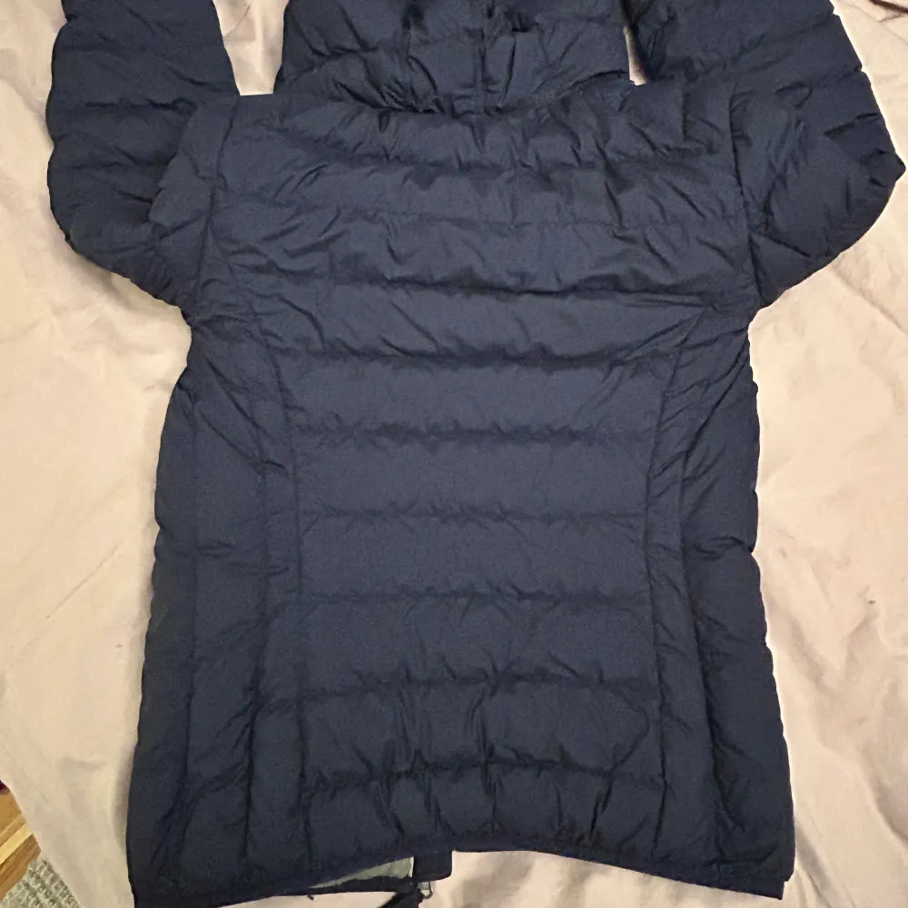 Säljer en mörkblå dunjacka från Parajumpers i super lightweight material. Perfekt som en lite tunnare vinterjacka. Den är i mycket bra skick.. Jackor.