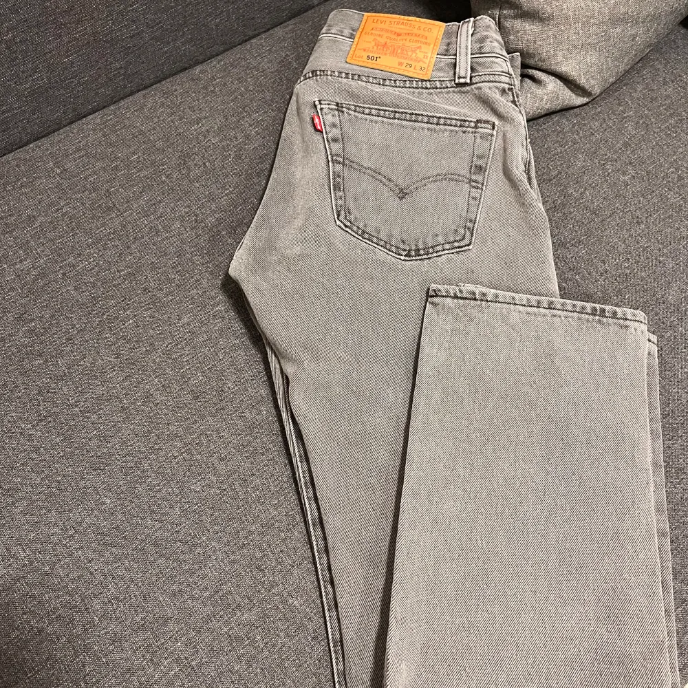 Levis 501 jeans i grå färg. Nytt skick kan räkna på en hand hur många gånger ja använt de. Straight passform . Strl 29/32. Jeans & Byxor.