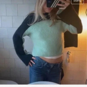 Stickad tröja  - Säljer en superfin mintgrön och svart croppad tröja med långa ärmar. Perfekt för en cool och avslappnad stil. Tröjan är i bra skick och passar perfekt till jeans för en casual look. Hör av dig vid intresse! 💚🖤