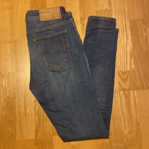 Tiger of Sweden Jeans - Säljer ett par snygga Tiger of Sweden jeans i skick 8/10, endast ett litet hål som märks knappt (se bild 1). Storlek 29/30 men passar även 28/30. Perfekta för både vardag och fest! Passformen är slim. Bekväm och stilren look. Pris kan såklart diskuteras😁