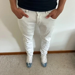 Dondup george 31 - Säljer dessa vita dondup george jeans i storlek 31. De är NYSKICK 10/10 aldrig använda. Skriv vid fler frågor eller bilder!