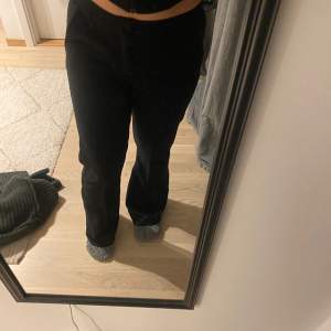 Svarta kostymbyxor från Gina, jag är 160 lång! Det är low waist- mid waist