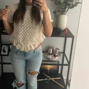 Beige spetsblus - Säljer en superfin beige spets tröja från zara som inte kommer till användning längre 🩷