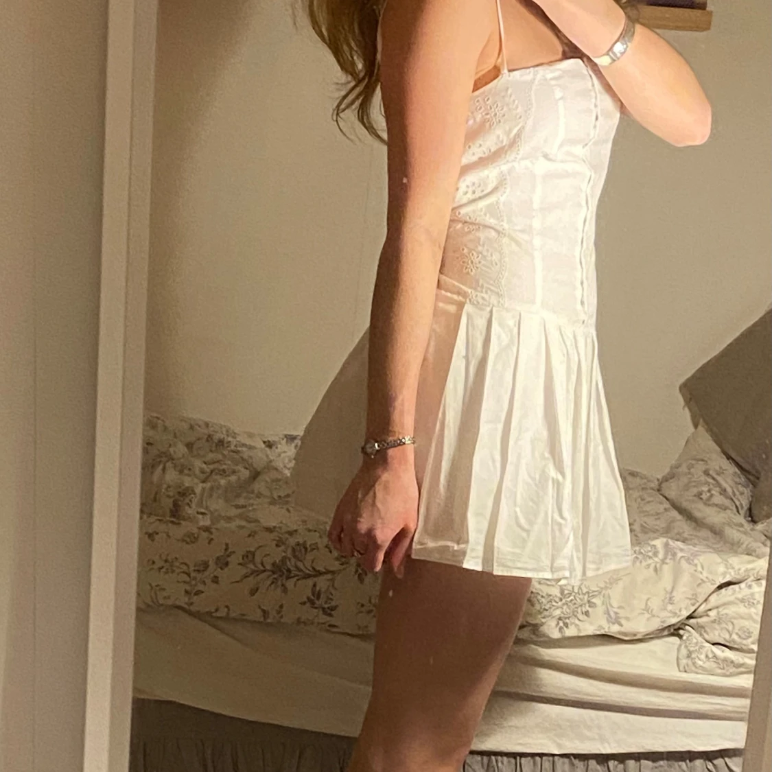 Vit klänning med broderade detaljer - 91