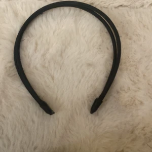 Svart och silverdiadem - Två snygga diadem! Ett är svart och enkelt, perfekt för vardagsbruk. Det andra är i silver med små fjärilar, supergulligt. Båda är i bra skick.