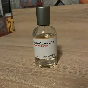 Säljer en flaska Berzelius 10 extrait de parfum från One Bald chemist. Dope på by the fireplace Flaskan är nästan full och redo att användas! 