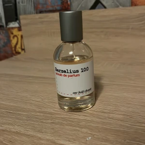 One bold chemist Berzelius 10 Extrait de Parfum - Säljer en flaska Berzelius 10 extrait de parfum från One Bald chemist. Dope på by the fireplace Flaskan är nästan full och redo att användas! 