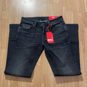 Svarta jeans från Diesel - Säljer ett par snygga svarta Diesel jeans i modellen Larkee. De har en regular fit med mid waist och straight leg. Helt nya med taggar kvar! Nypris 1500 (kolla sista bild) och säljer dessa för endast 949 kr då dom aldrig är använda! Kontanta gärna oss vid frågor eller funderingar! Mvh Sthlm garderoben!