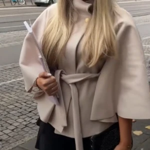 missäy poncho blair beige - (första bilden är lånad, men visar hur den ser ut) köpt på plick oanvänd, har själv bara använt den 1 gång. jättefint skick! hör av dig vid frågor!💗 (många intresserade)