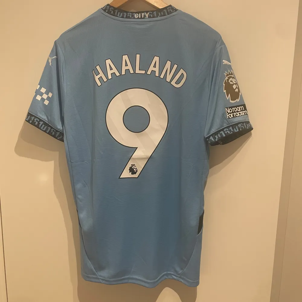 Säljer min Erling Haaland fotbollströja i storlek M då den inte passar längre. Replika. Handtvätta endast tröjan. Sportswear.