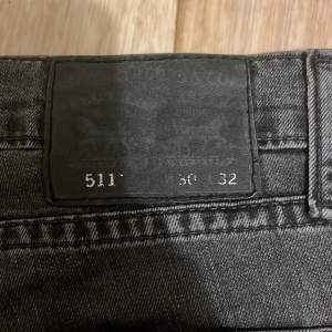 grå/svarta levis jeans, mycket fint skick förutom att lappen där bak har nöts bort, 