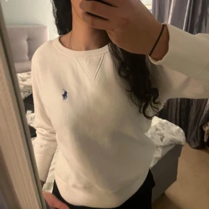 Vit tröja från Ralph Lauren - Säljer en klassisk vit tröja från Ralph Lauren aldrig använt. Den har en liten blå logga på bröstet och är gjord i mjukt bomullsmaterial. Perfekt för både vardag och lite finare tillfällen. Långärmad och superbekväm! Snabba affärer är pris disskuterbart