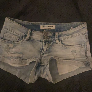 Lågmidjade jeans shorts  - Intresskoll på dessa snygga jeans shorts. Skriv privat så kan vi prata om pris❣️