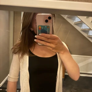 Beige kofta - Säljer en superfin beige kofta med trekvartsärm. Använd Max 3gg