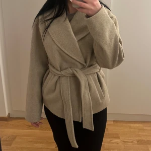 Beige kappa - Säljer denna snygga kappa från vero moda som är slutsåld i denna storlek. Storlek S, superfint skick! 💗