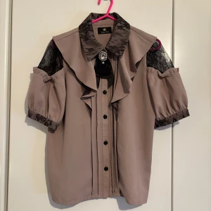 Jirai kei blus Rojita - Super fin blus från det japanska märket Rojita! Perfekt för Jirai Kei. Denna blus är buren av Yua Takahashi i mangan/dramat Tomorrow, I’ll Be Someone’s Girlfriend och är därför ett eftertraktat plagg för de som gillar Jirai Kei! Säljer då jag har den lång ärmade versionen! One Size, passar XS-M. Fint skick 