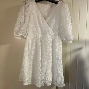 Studentklänning  - Säljer nu min superfina studentklänning med blommor. Endast använd på studentdagen! Har sett att en blomma har trådats (se bild) går nog att klippa bort men överlåter det till köparen. Nypris 999kr🌟