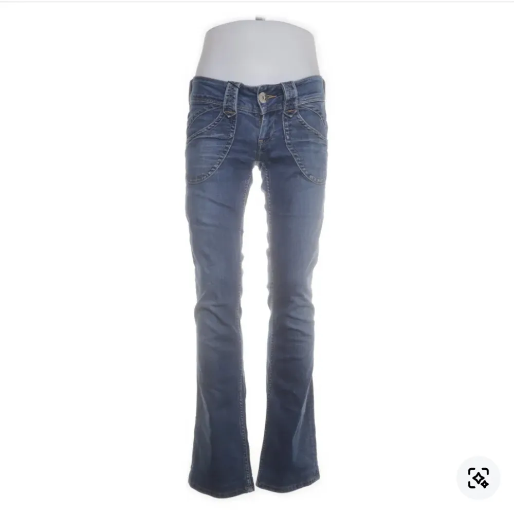 Sjukt snygga jeans från pepe jeans som inte kommer till användning🩷🩷 midjemått: 80 innerbenslängd: 76. Jeans & Byxor.