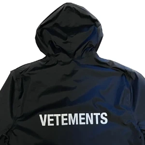 Svart regnjacka från Vetements - Vetements Regnjacka AW16  Pret-a-porter 9/10  