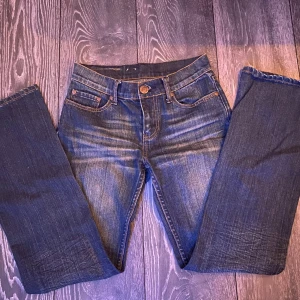 Low waist jeans från Crocker - Säljer ett par low waist jeans från crocker, köpta begagnade! St XS men skulle säga att de är mer åt XXS💕 skriv för fler frågor