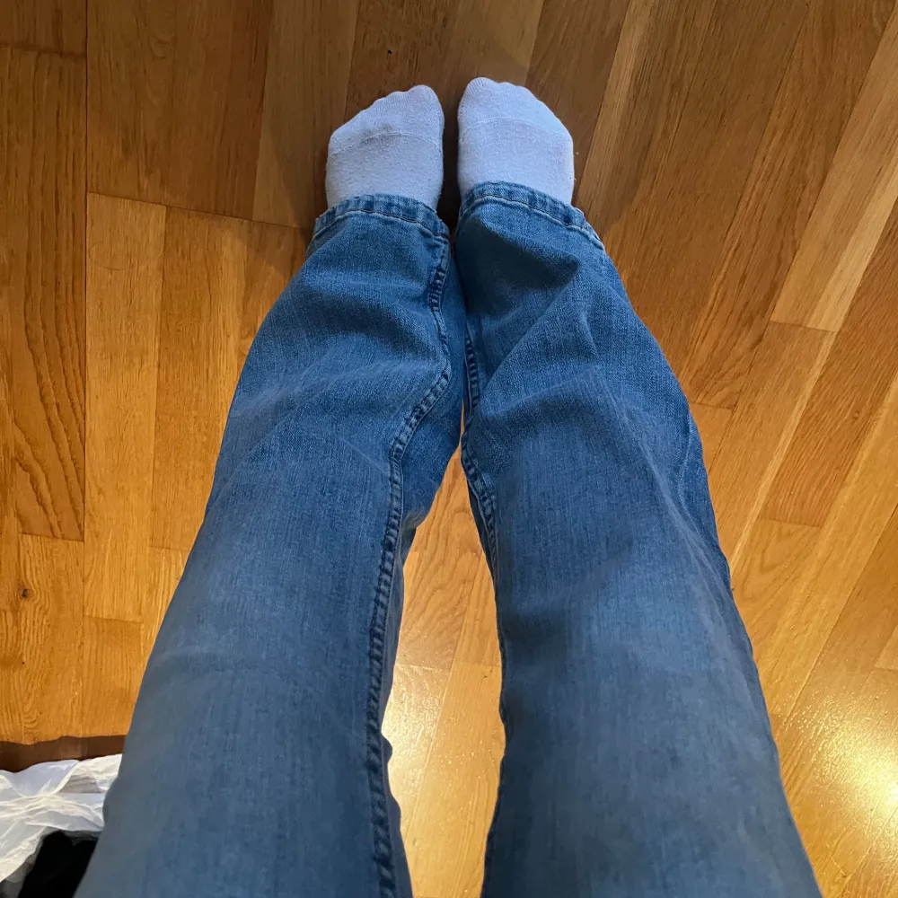 Bootcut jeans i ljusblå tvätt från zara🫶 långa i benen(som referens är jag 171 vm lång)  och sitter bra 🤗dom är använda ca 2 gånger! köparen står för frakten ❤️. Jeans & Byxor.