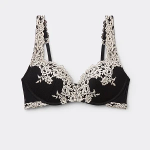 Intimissimi bh 75D - Säljer en svart bh med vacker vit spets och broderade detaljer ifrån Intimissimi. Den har justerbara axelband och en klassisk design som ger bra stöd. Säljer då den är för liten och väldigt liten i storleken, den är bara använd några gånger. Hör av dig för mer information💕