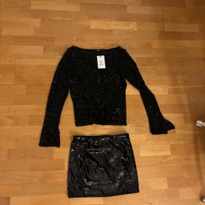 Nyårs sett - Säljer en glittrig svart paljettopp från Bik Bok i storlek M. Kjolen är köpt på SHEIN men aldrig använd. Köpte den för att ha den tillsammans med toppen på nyår men har nu köpt en annan klänning💓