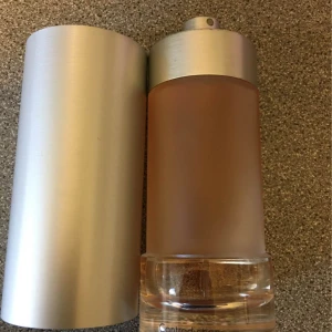 Contradiction Eau de Parfum 100 ml - Säljer en elegant och stilren parfymflaska från Calvin Klein, Contradiction. Flaskan är i frostat glas med en silverfärgad kork och rymmer 100 ml. Perfekt för den som älskar en sofistikerad doft. Flaskan är nästan full och i gott skick. Se bild för återstående mängd 
