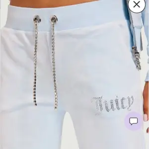 Helt nya och oanvända ljusblå mjukisbyxor från Juicy Couture med glittrande detaljer. Byxorna har en bekväm passform med snörning i midjan och texten 'Juicy' i strass på sidan. Perfekta för en avslappnad dag eller en stilfull hemmakväll. 🩵PRISET GÅR ATT DISKUTERA VID SNABB AFFÄR! Nypris 1399:-