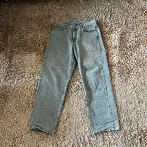 Sweet Sktbs Jeans - Säljer ett par ljusblå jeans från Sweet Sktbs i storlek small. Straight/baggy fit. Skick 7/10 - Lite använda vid benöppningen samt en vit fläck på vänster ben men de diggar jag bara. Bara att fråga vid funderingar! 🤝