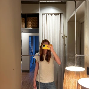 T-shirt - En T-shirt från lager 157 med korta armar. Den är fluffig i materialet och i okej skick. I storlek 160 men passar xs och S också. 