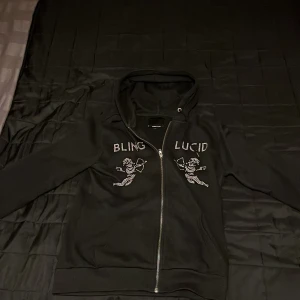 Svart hoodie från Bling Lucid - En väldigt snygg luvtröja från Bling Lucid i storlek S. Tröjan är i sparsamt skick och inga defekter. Nypris: 899kr       Hör av dig vid minsta fundering🙌