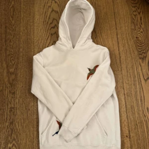 Vit hoodie från Axel Arigato - Bra skick| En defekt (bild 3)| Fett design| Priset är ej hugget i sten!