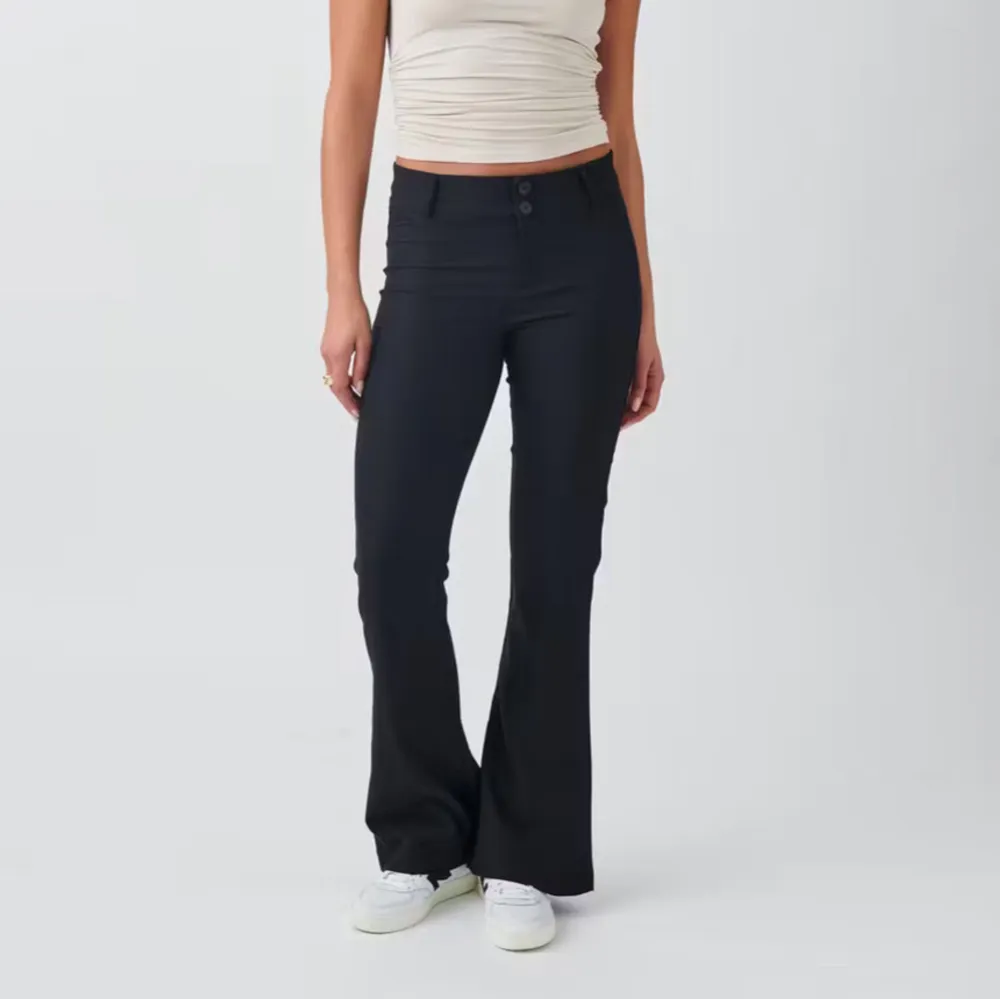 Säljer ett par snygga svarta bootcut byxor från Gina💗 De är högmidjade med knappar fram och har fickor med knappar bak💗Köptes idag men var tyvärr för stora i midjan på mig. Ny pris är 499kr💗. Farkut & Housut.