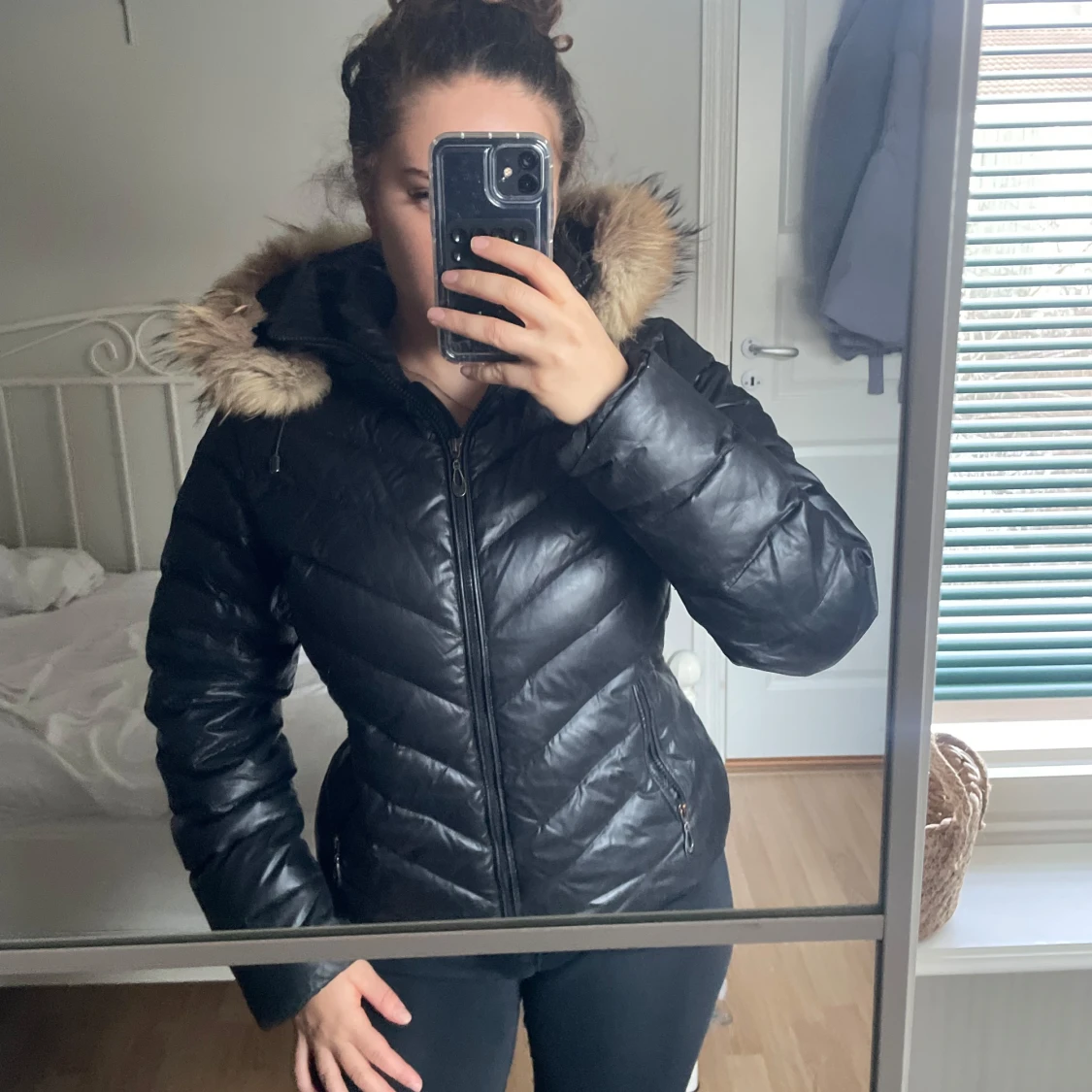 Svart dunjacka med päls