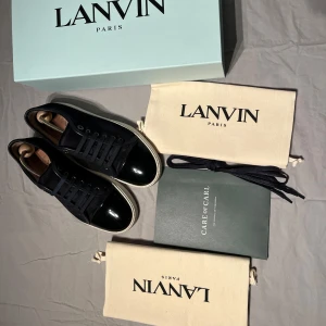 Lanvin Captoe Sneaker - Mycket stilrena och klassiska skor från Lanvin. Skorna är i mycket bra skick, 8/10. Nypriset på CareOfCarl där dessa köptes är 4999 kr och kvitto och tackkort från CareOfCarl finns! Mycket fina skor med bra kvalité. Storlek är UK6 men passar EU42. Hör av er vid minsta fundering!🙌🏻