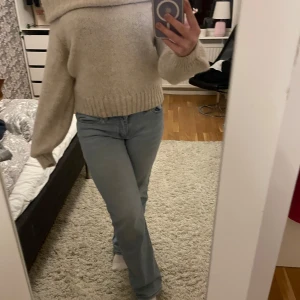 Beige stickad offshoulder tröja - Säljer en supermysig beige stickad tröja med offshoulder-design. Perfekt för höst och vinter🍂🍁✨ Tröjan har långa ärmar och ribbade kanter som ger en snygg passform. Passar perfekt till både jeans och kjol!                            Kom privat om det är något du undrar över❣️