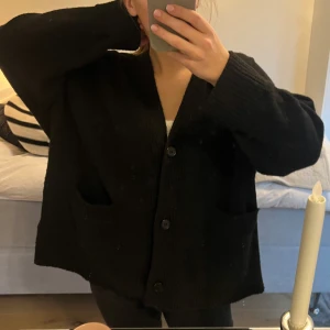 Svart kofta med knappar - Kofta från monki i bra skick 