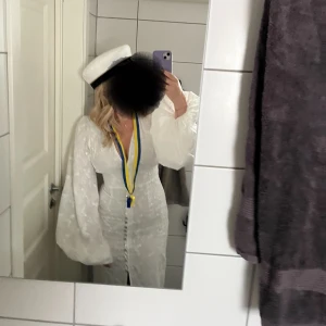Adoore klänning - Säljer nu min studentklänning som jag hade på min mottagning🤍Skriv gärna vid frågor! Storlek 36 Nypris 1695