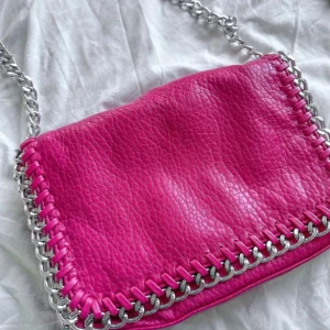 Axelremsväska 💕 - En jättefin rosa TIAMO axelremsväska använd vid ett tillfälle så i nyskick! Nypris 499kr! FÖRST TILL KVARN!🩶🩷(BUNDLERABATT VID KÖP AV FLER ARTIKLAR!)