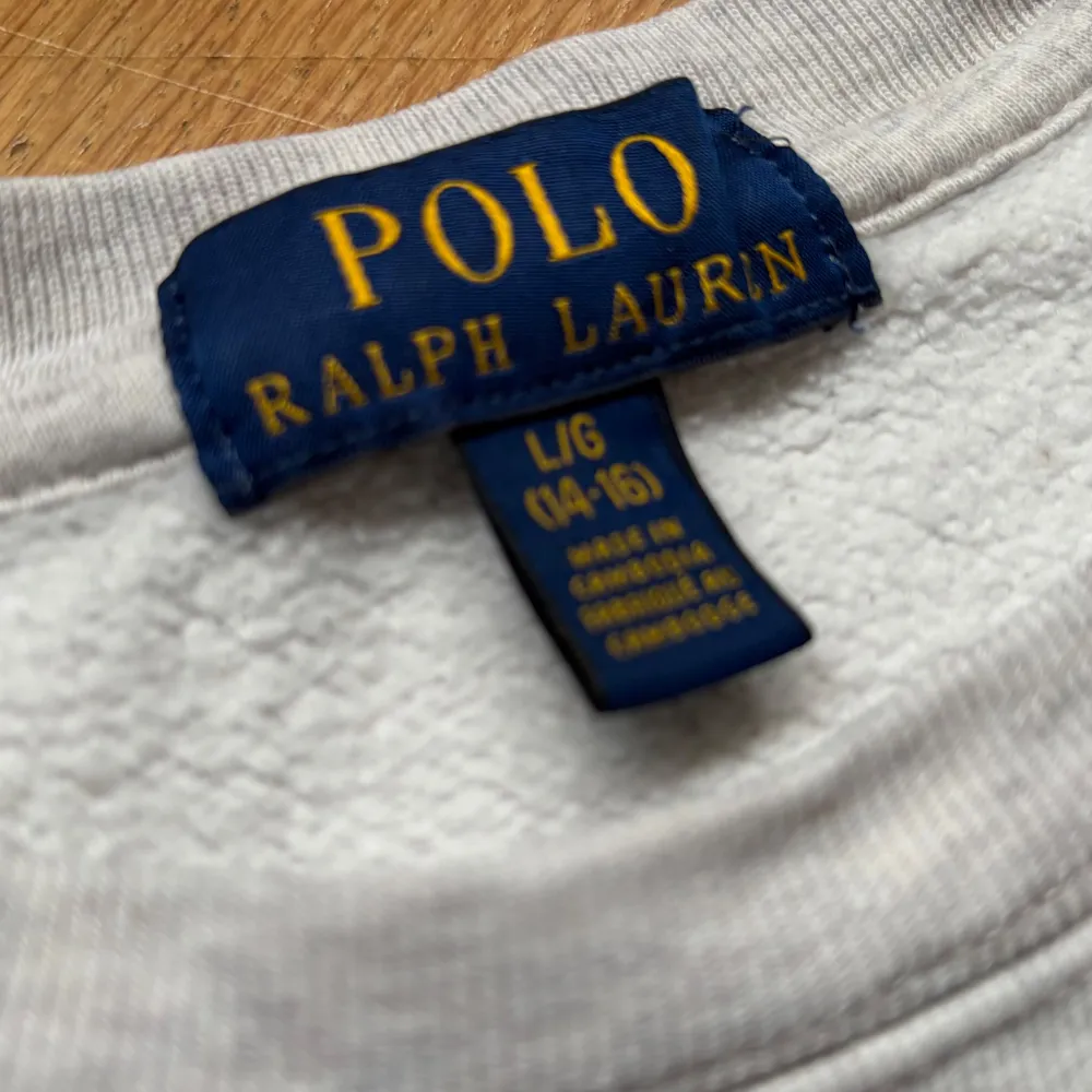 Säljer en klassisk grå sweatshirt från Polo Ralph Lauren i storlek L/G (14-16). Tröjan har en broderad röd logga på bröstet och är i mycket bra skick.. Hoodies.