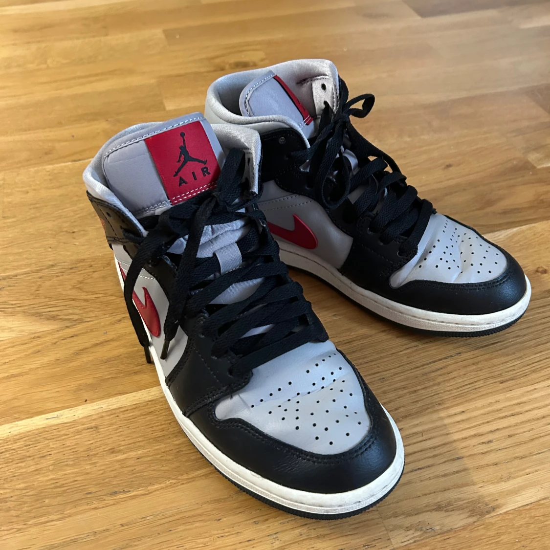 Nike Air Jordans Mid