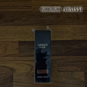 Armani Code Eau de Parfum Pour Homme 110 ml (Inplastad) - Säljer en helt ny, inplastad Armani Code Eau de Parfum pour Homme 110 ml. Denna ikoniska doft verkar vara slutsåld överallt, så här har du en chans att få tag på den! Perfekt för den som vill ha en exklusiv och sofistikerad parfym. Pris: 1599:- 